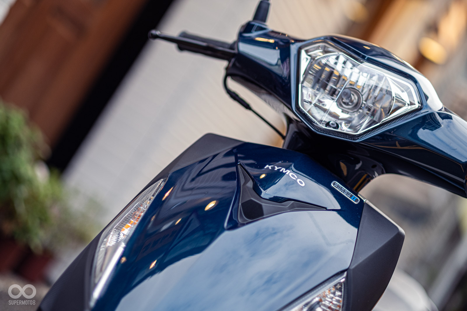 六角的鑽石型頭燈，內部採用鹵素燈具