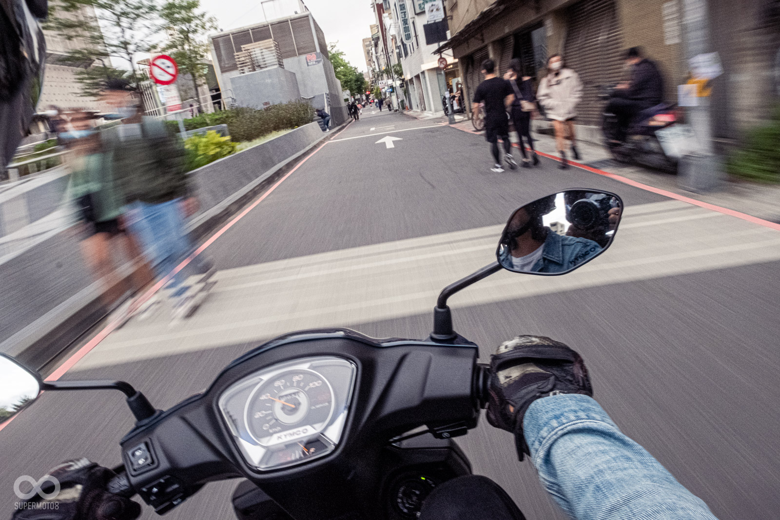 輕盈的油門反應配上10吋胎靈活的特性，新豪邁125在巷弄中特別有優勢