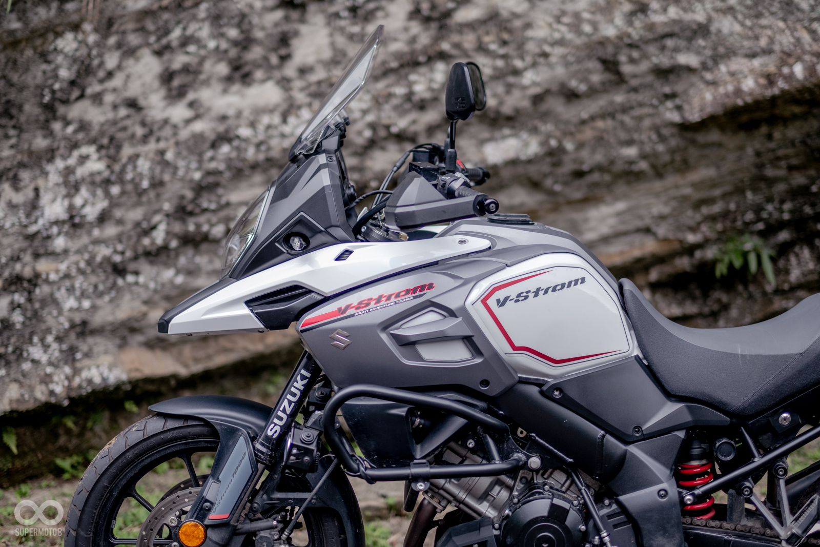 V-Strom 1000的風鏡相當高聳,並且採用三段式快速調整機構,讓騎士可以隨時根據需求挑整