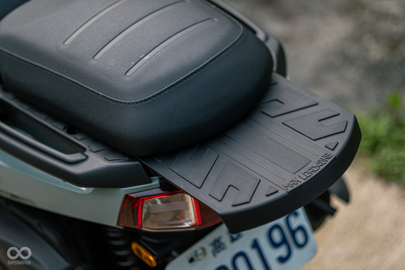 後座下的拖板可以拉出來延伸，最大承重為40公斤