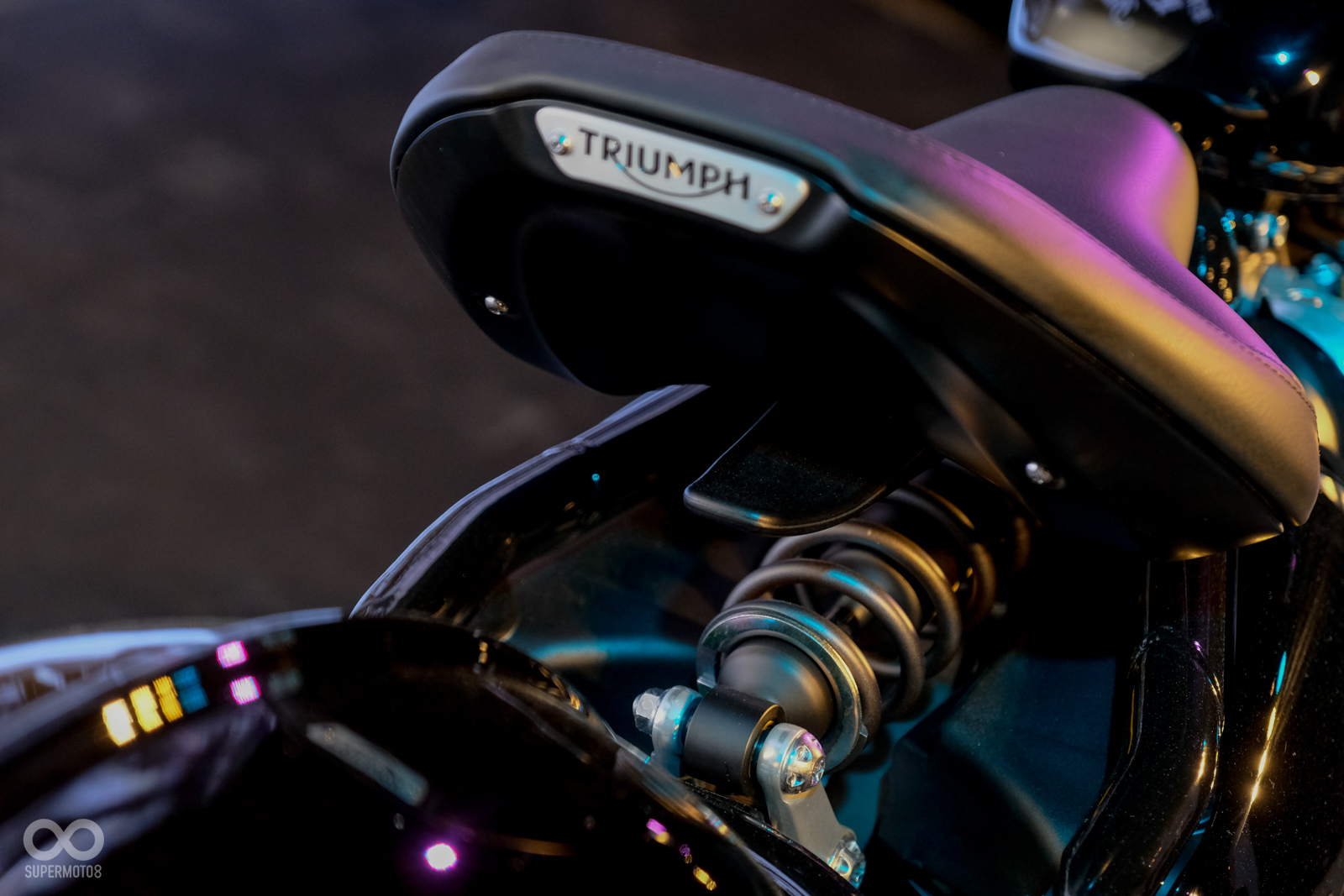 單槍可調多連桿避震器巧妙地藏在座墊下方