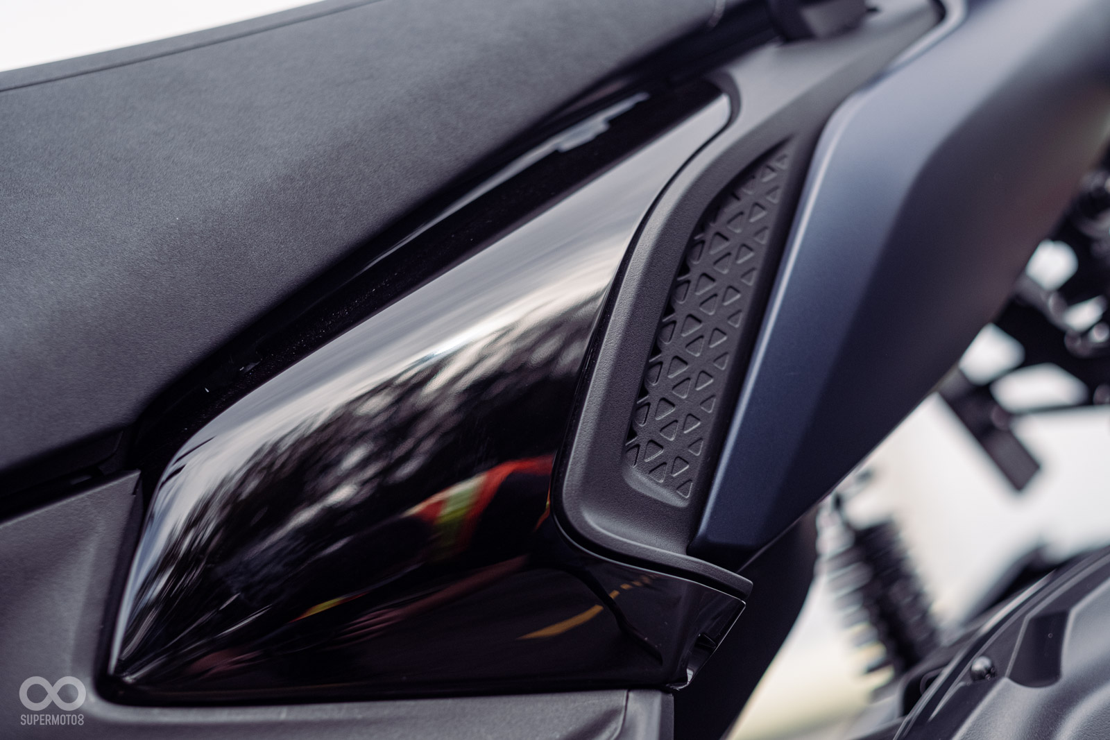 車身腹部的側殼也用透明、消光烤漆和網格壓花三種不同材質組合