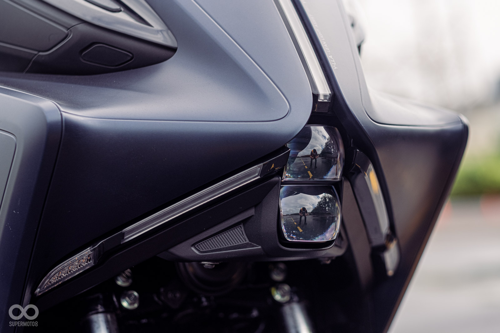 車燈採用雙魚眼設計，上方為近燈、下方為遠燈