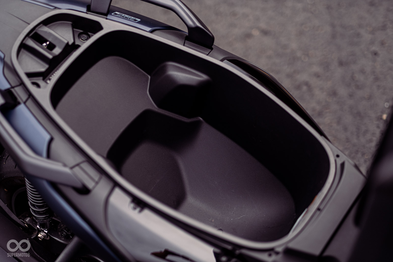 23L的車廂空間，能放入一頂3/4帽沒問題