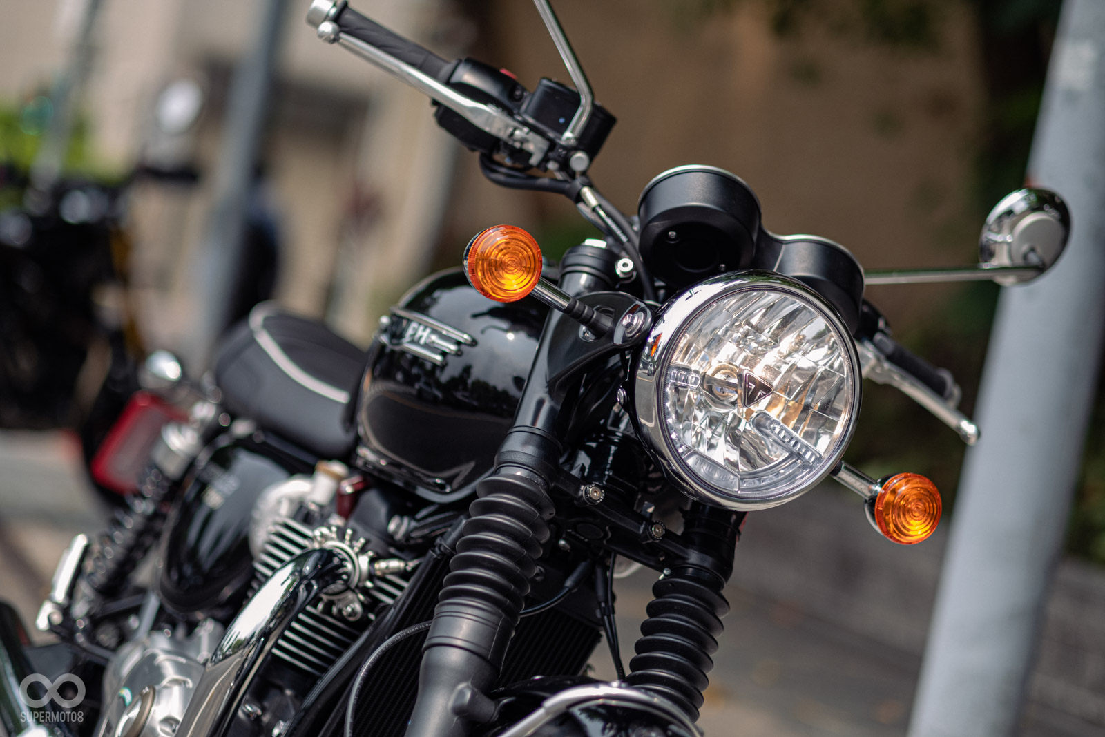 大燈外圈有LED日行燈，搭配內部的鹵素燈具，交疊出情懷和科技的雙重質感