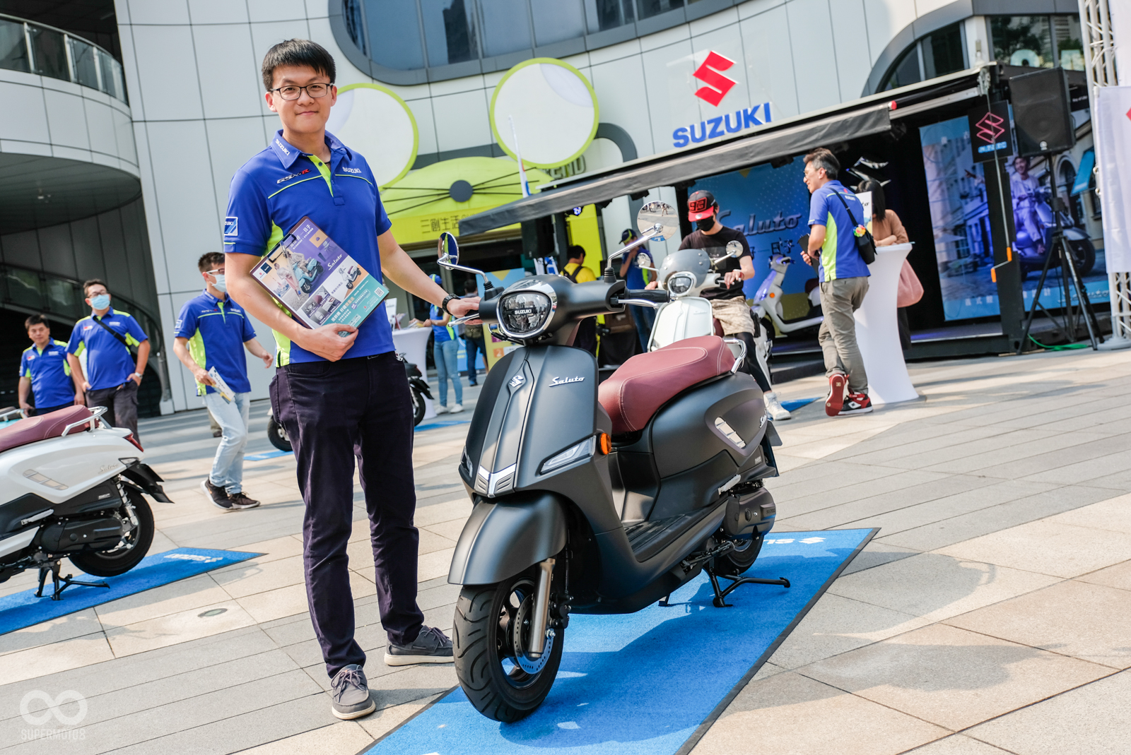 許多民眾對於KEYLESS感到新奇,現場也有多位專業人員為民眾介紹新車