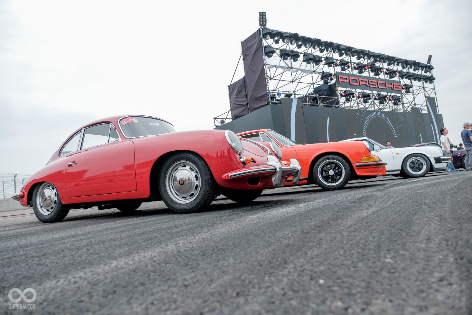 除了第八代911外，歷代車種也一同展出，現場宛如大型的時空隧道