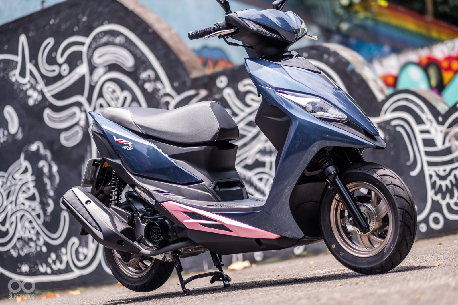 作為主打年輕市場的主力機種,NEW VJR 125 TCS在車身設計和顏色搭配採用流行的跳色處理