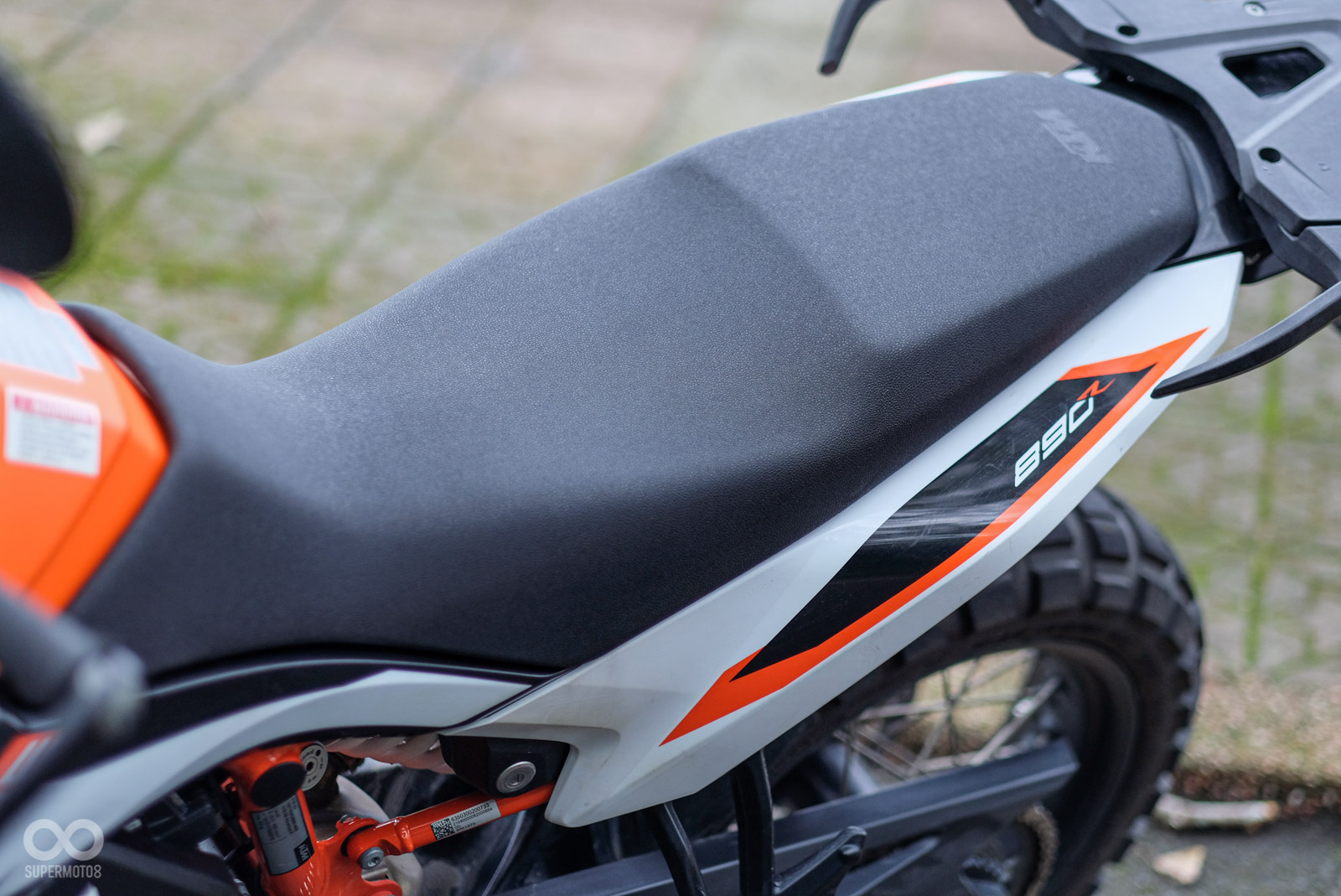 KTM 890 ADVENTURE R採用前後一體式座椅,讓越野移動重心更順手
