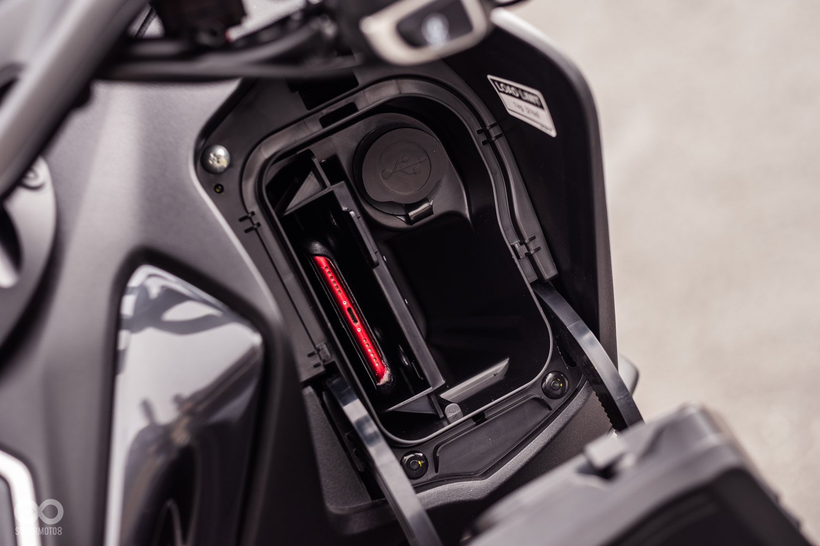 右邊手套箱改為無法上鎖,內部貼心提供手機置放隔板(可拆除),但...裝上後幾乎沒有其他置物空間了...