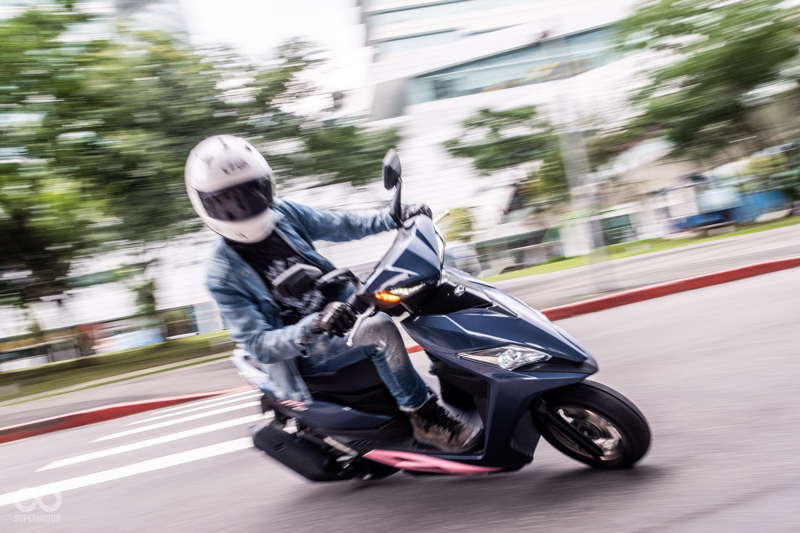 靈巧的車身動態,即便是在市區轉彎也讓人不自覺地壓低車身