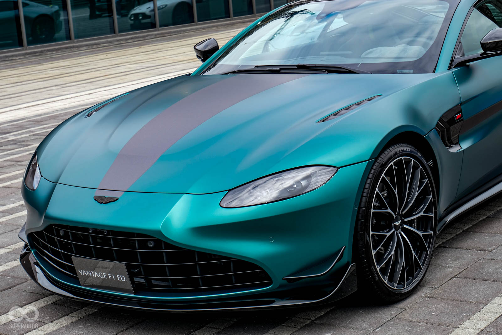 Vantage F1® Edition加入全新設計的水箱護罩,下巴部分也加入空力套件的分流器設計