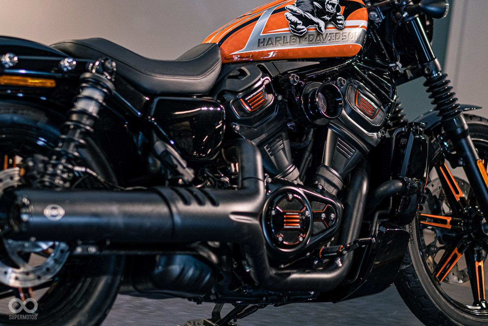 【暗夜猿猴MINI APE】大量採用原廠ADVERSARY系列橘黑撞色的飾蓋類配件妝點