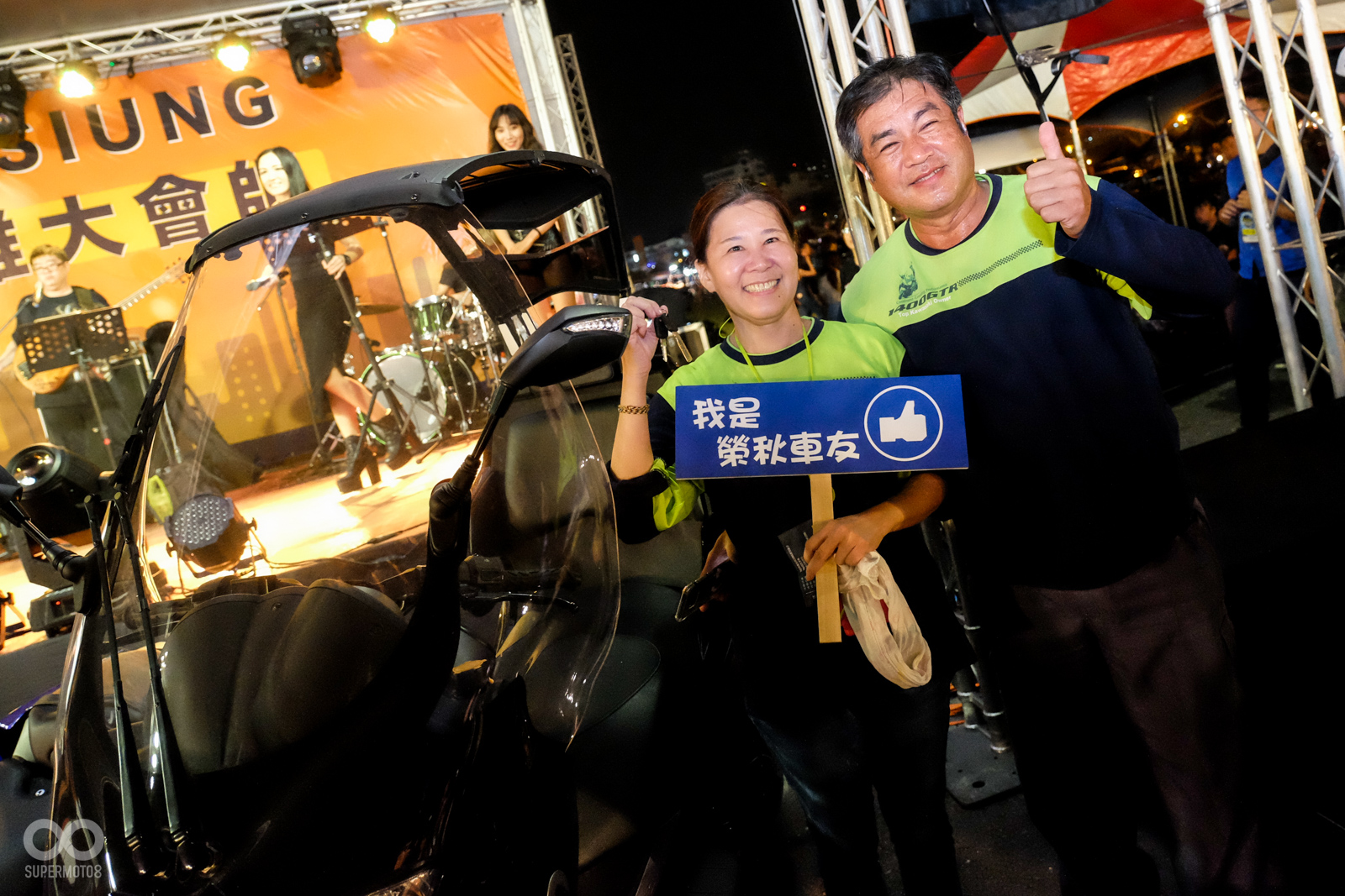 這位女車友幸運抽中「Adiva 三輪機車」，興奮的與新愛車合照