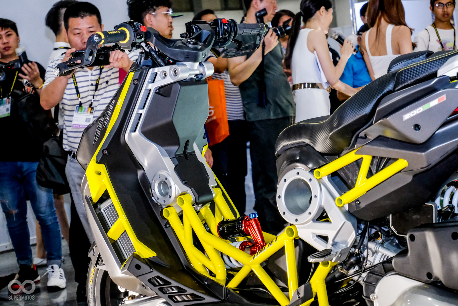 外露車架一路貫穿至龍頭處