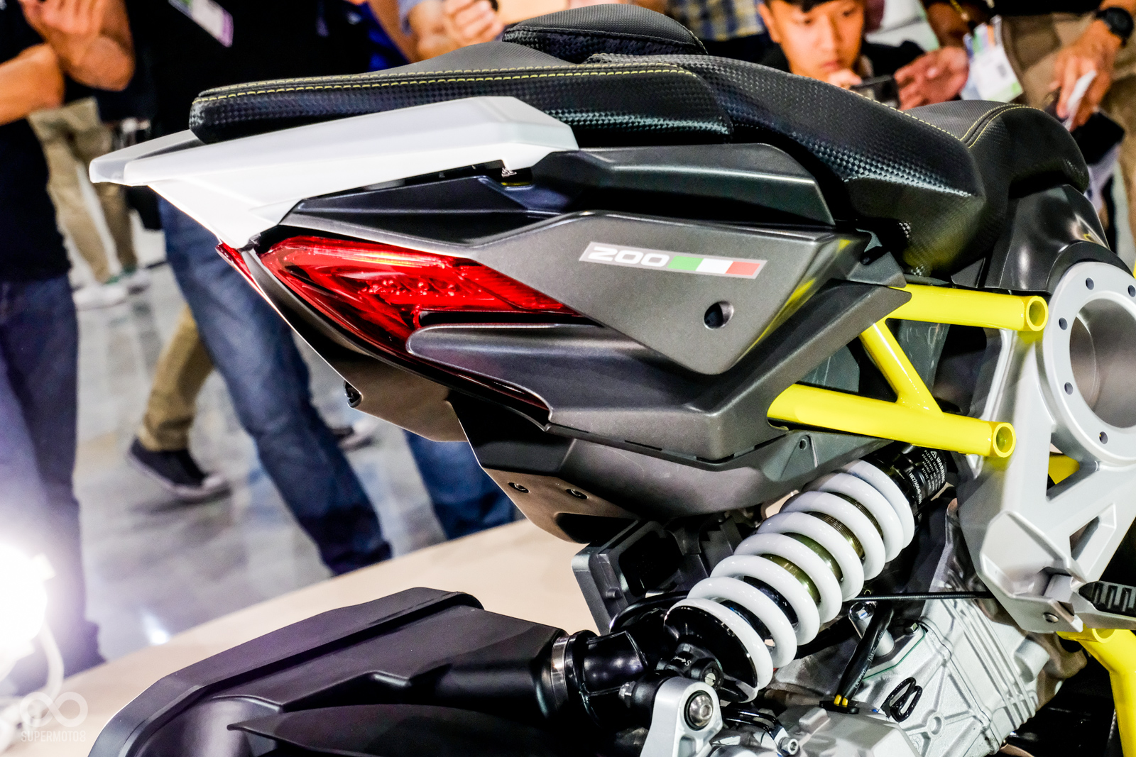 中置避震器且擁有多連桿