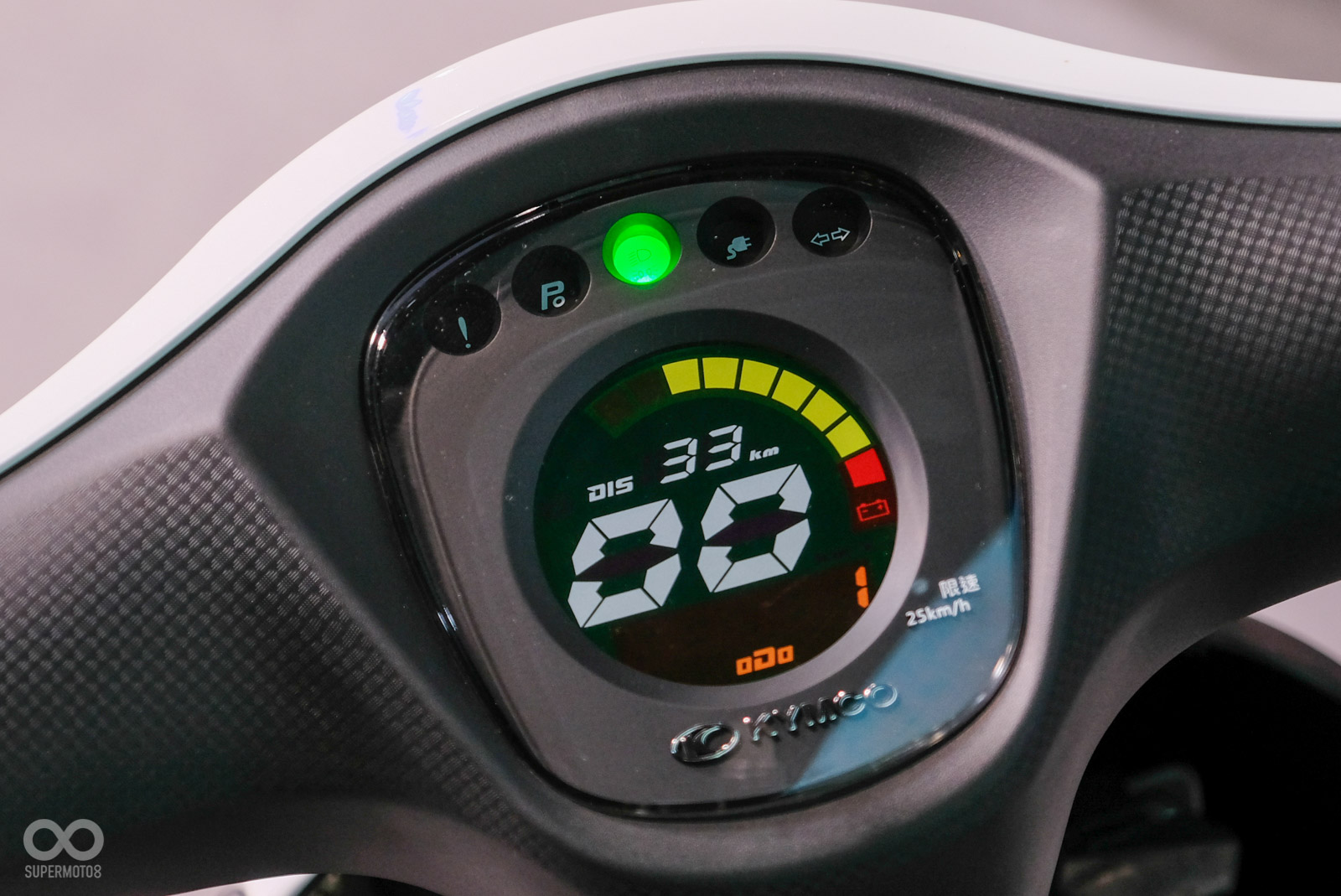 酷騎擁有更酷炫的外觀，同時升級LCD全彩儀錶