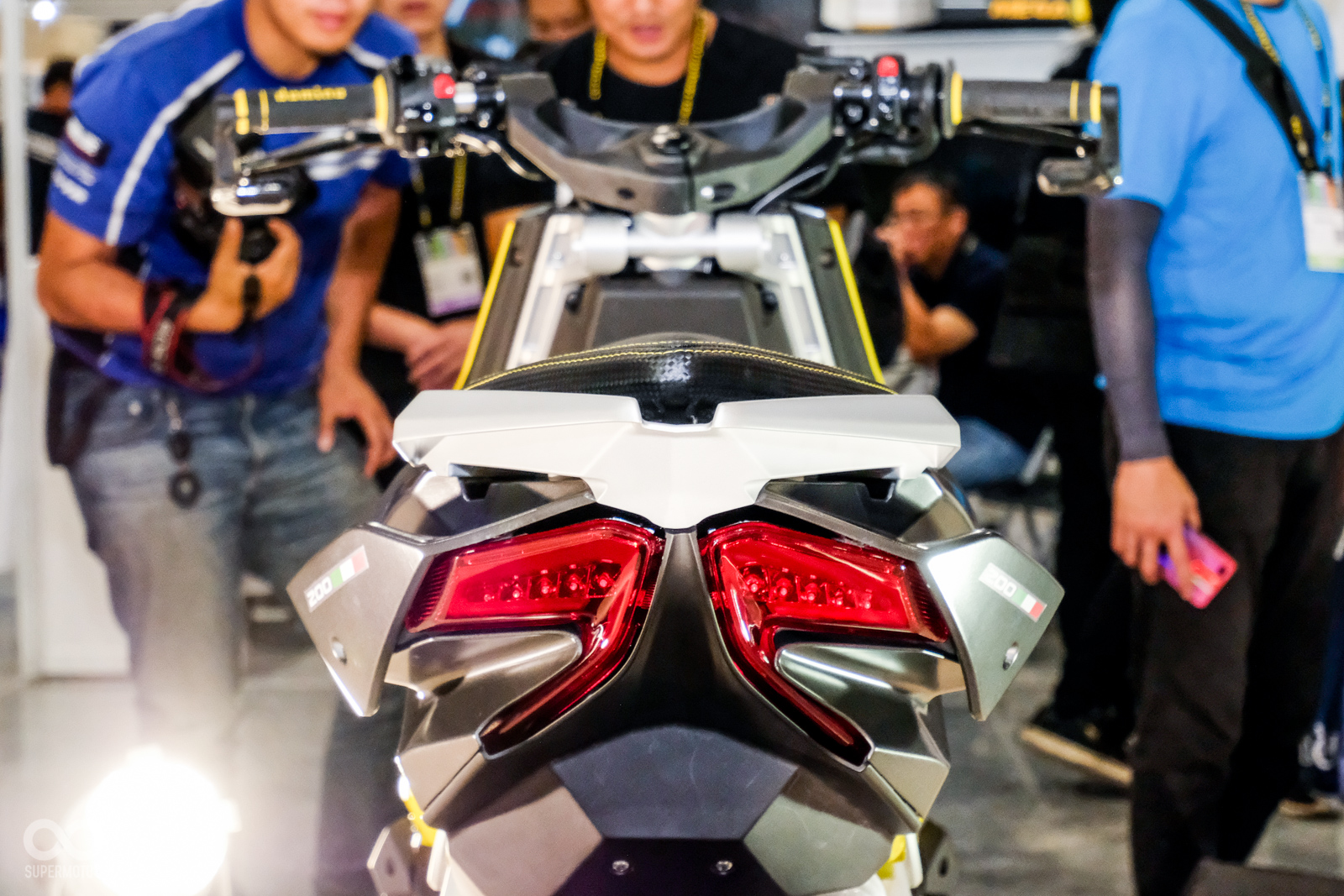 尾燈是否覺得似曾相似