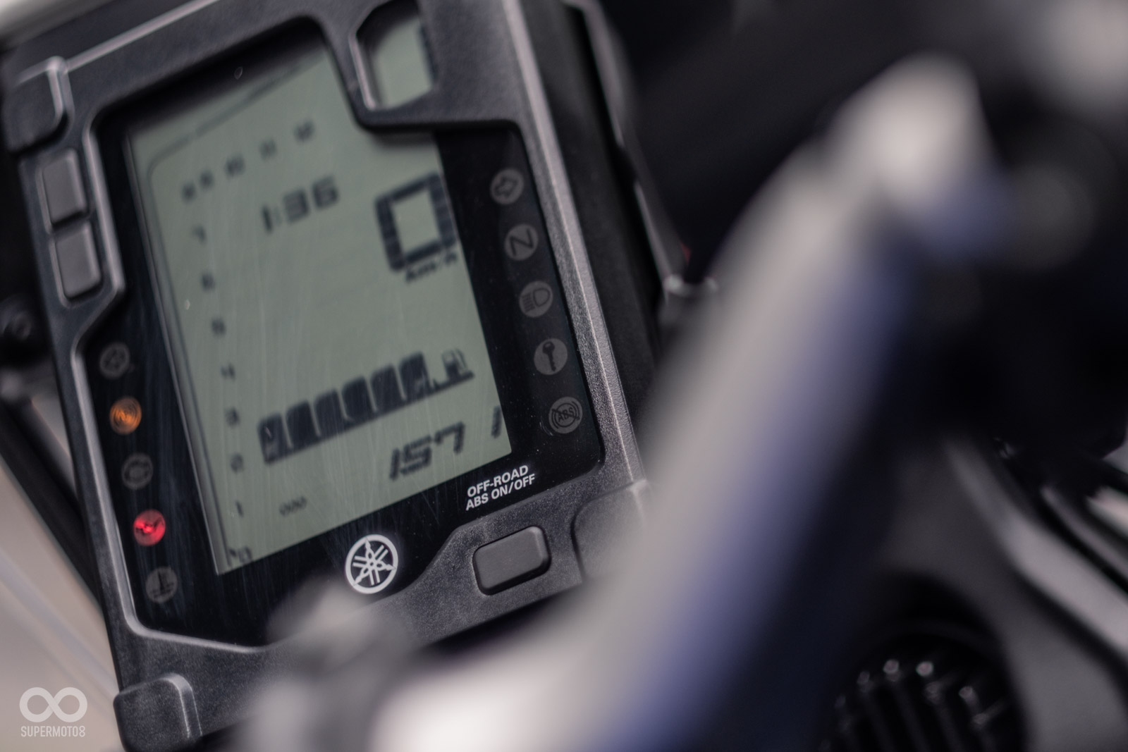 單色的高反差液晶儀表，辨識度表現不錯