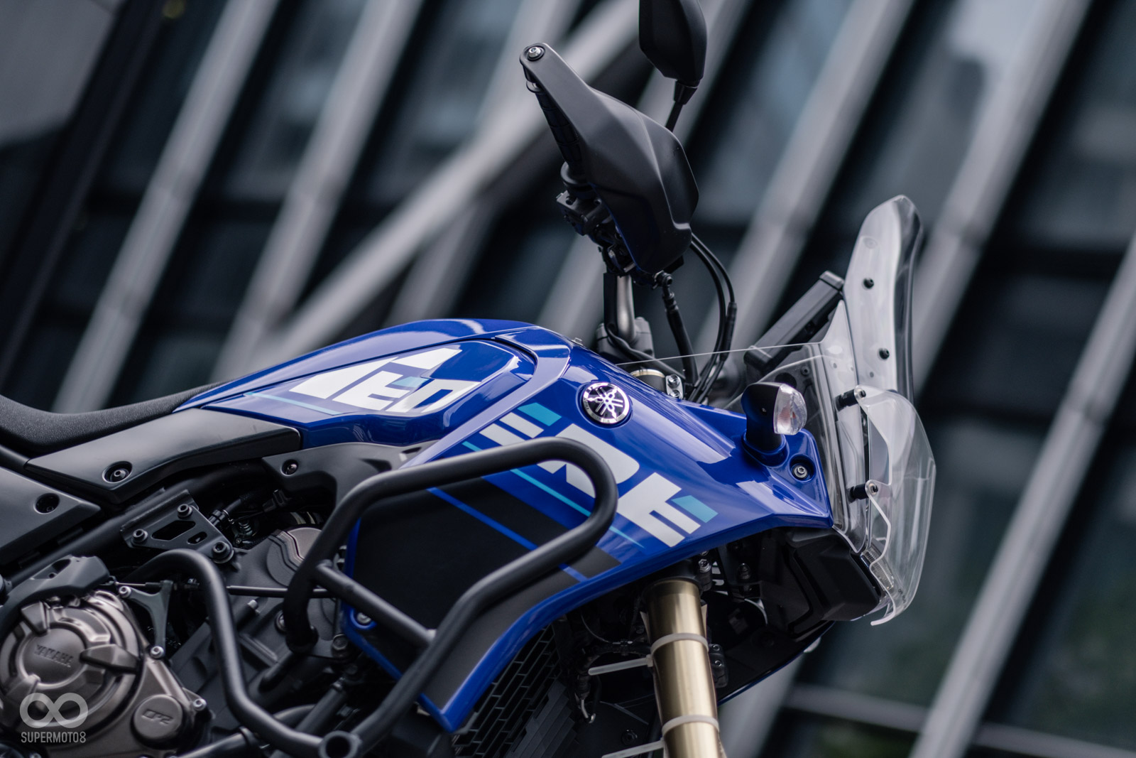 高大瘦窄的油箱線條，搭配選配的保桿後更為帥氣