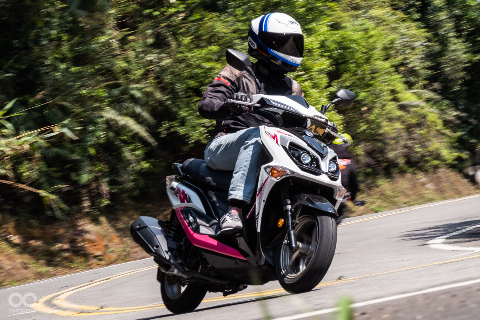 原本以為七期引擎會讓JET SR在山路上坡變得無力,但全車減重加上引擎扭力曲線前移的調整下,JET SR在上坡攻彎的表現上真的讓筆者相當驚訝