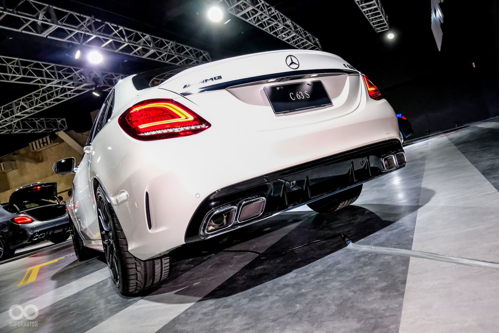 S版車尾更配有符合空氣力學的下分流器