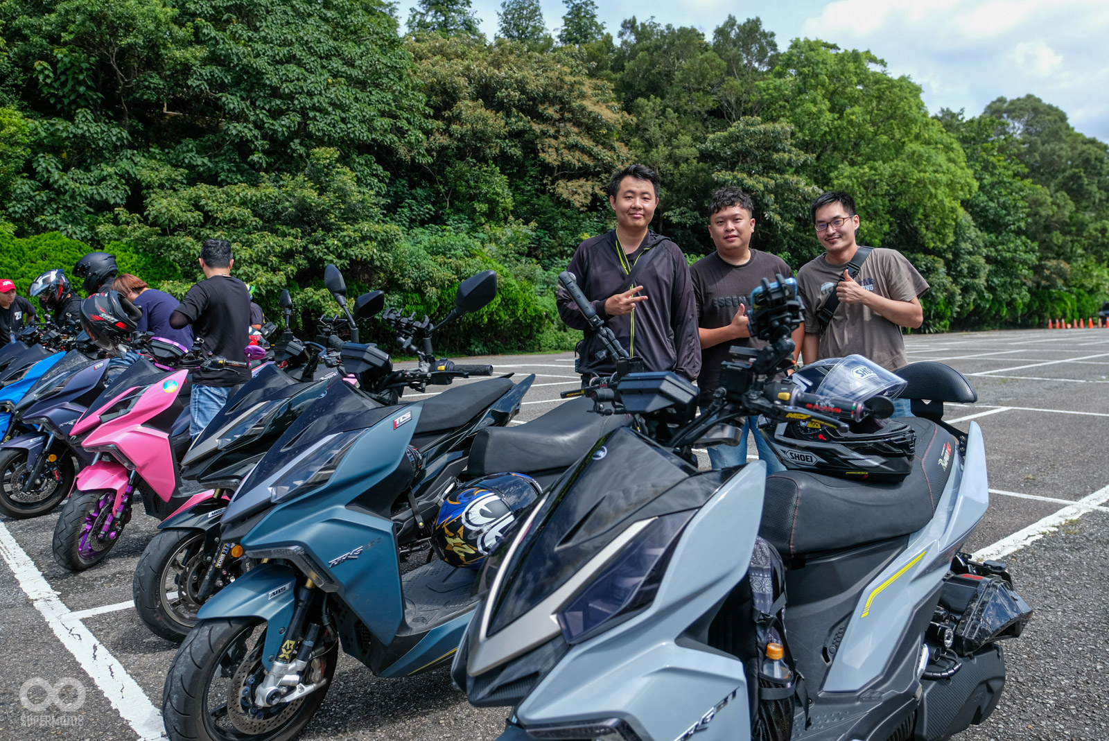 車友整齊入場，有許多人結伴一同參加