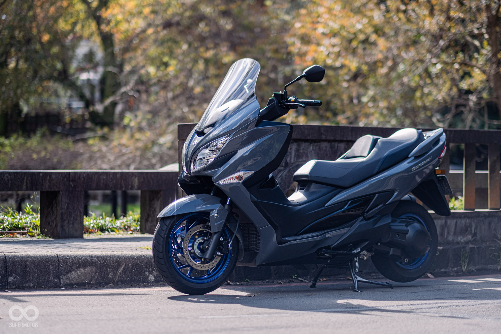 全新的水泥灰配藍色金屬漆輪圈,點綴出更為現代感的視覺效果