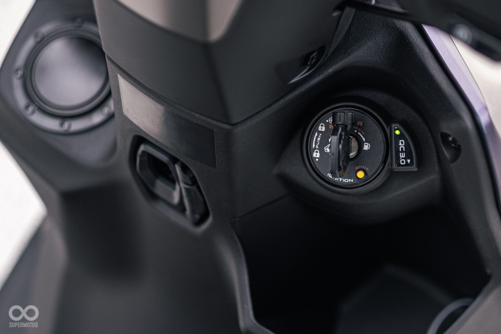 儀表直接標配數位儀表,比起指針儀表更有高級感,資訊顯示相當清晰;鑰匙孔旁配有USB-A快充插孔