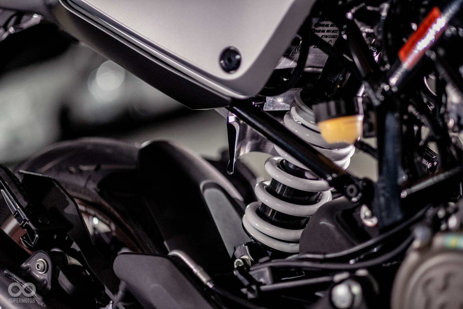 後避震選用WP APEX Monoshock中置避震(預載可調)