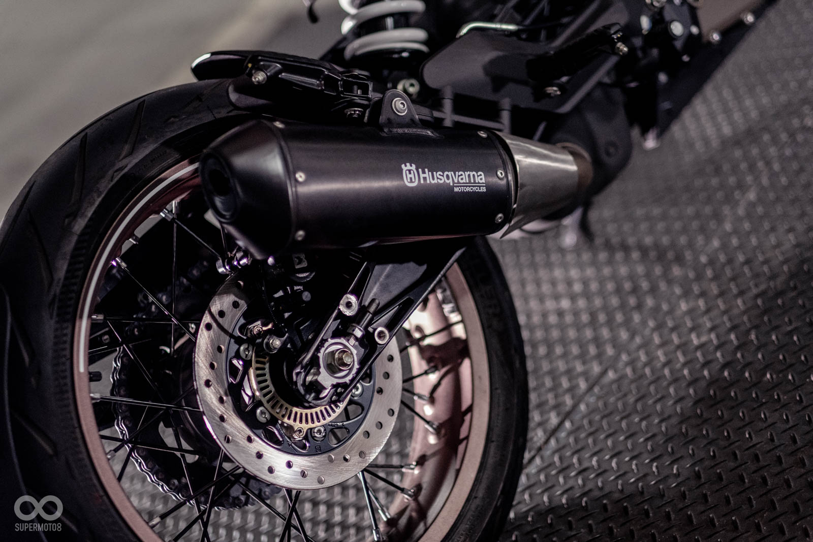 短且上翹的排氣管,上頭印有Husqvarna商標