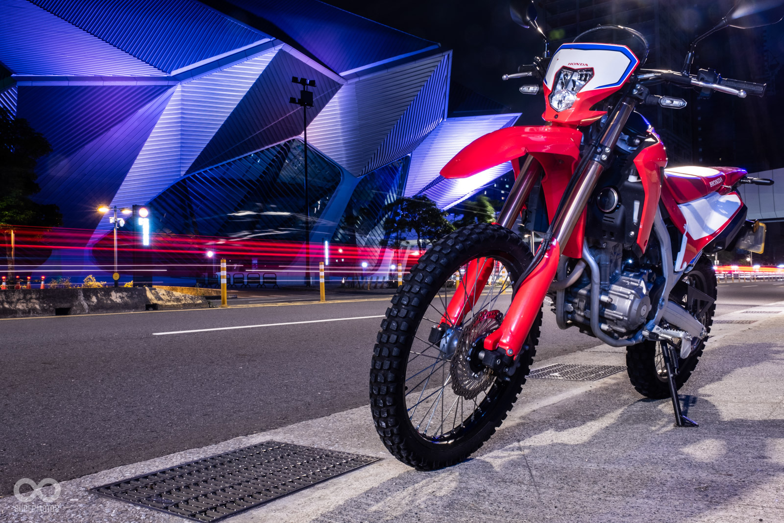 每到夜幕降臨就會披上五光十色的台北流行音樂中心,絕對是台北市區內最佳的夜拍景點之一