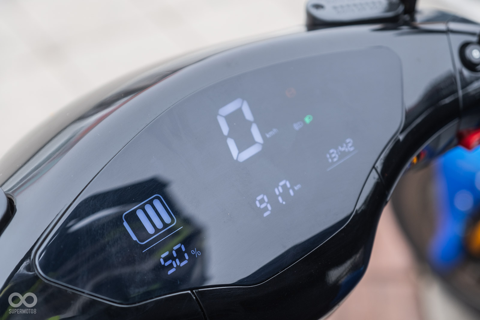 從距離最近的換電站沿途加速騎上武嶺也還有50%的電量