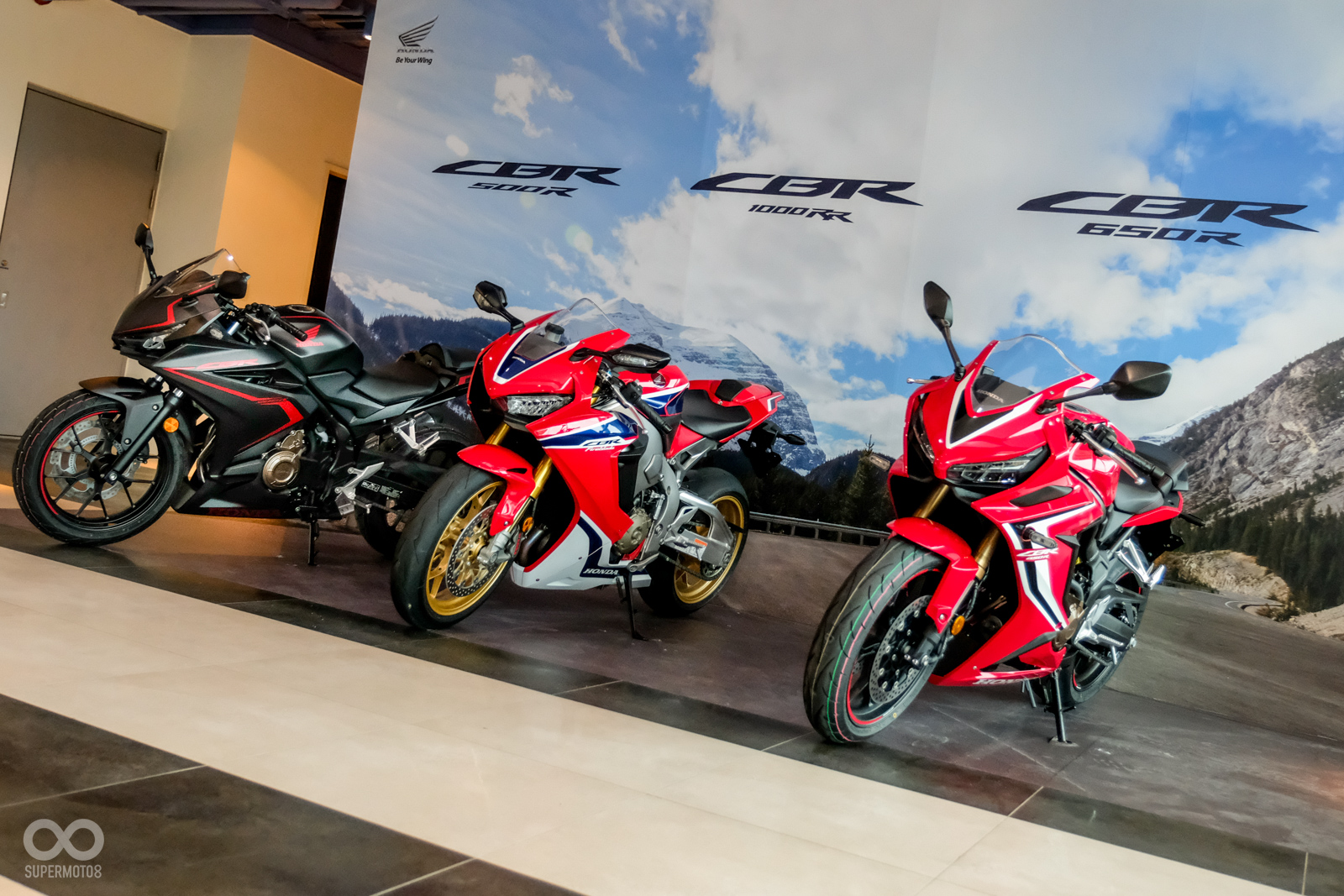 與老大哥CBR1000RR一字排開,家族化外觀的傳承更是一覽無遺