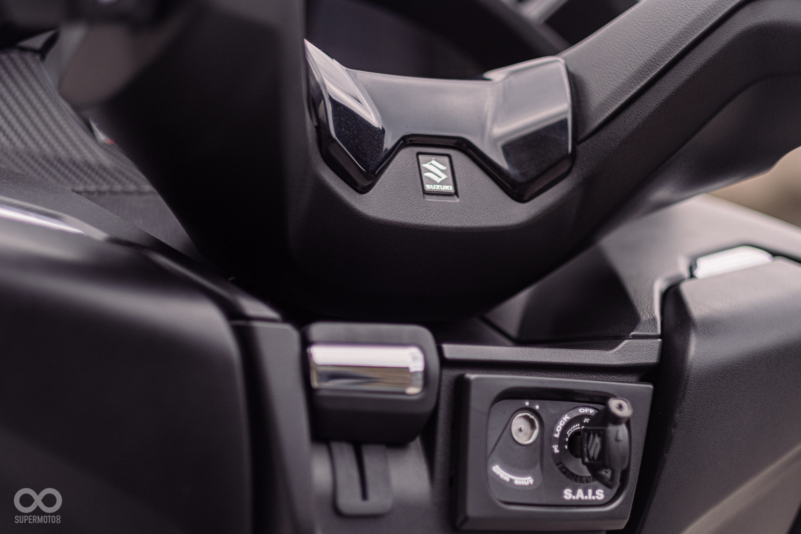 龍頭內側有SUZUKI字樣,鑰匙採用傳統鎖頭設計