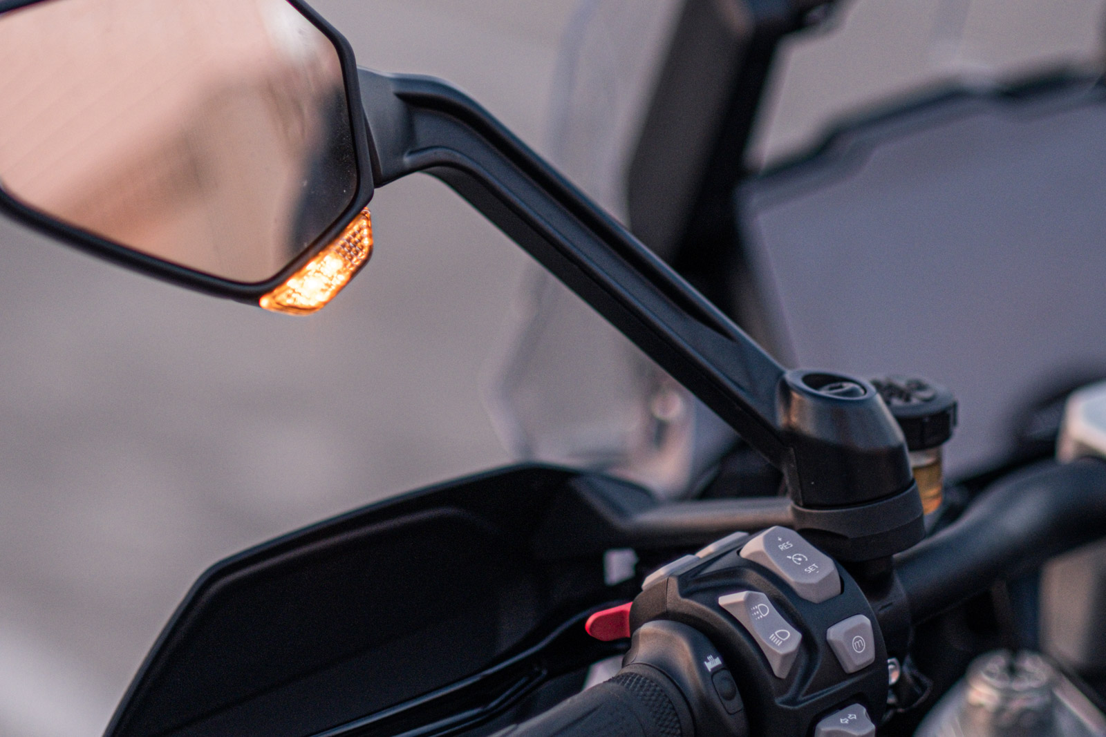 盲點偵測燈號顯示於後照鏡下緣