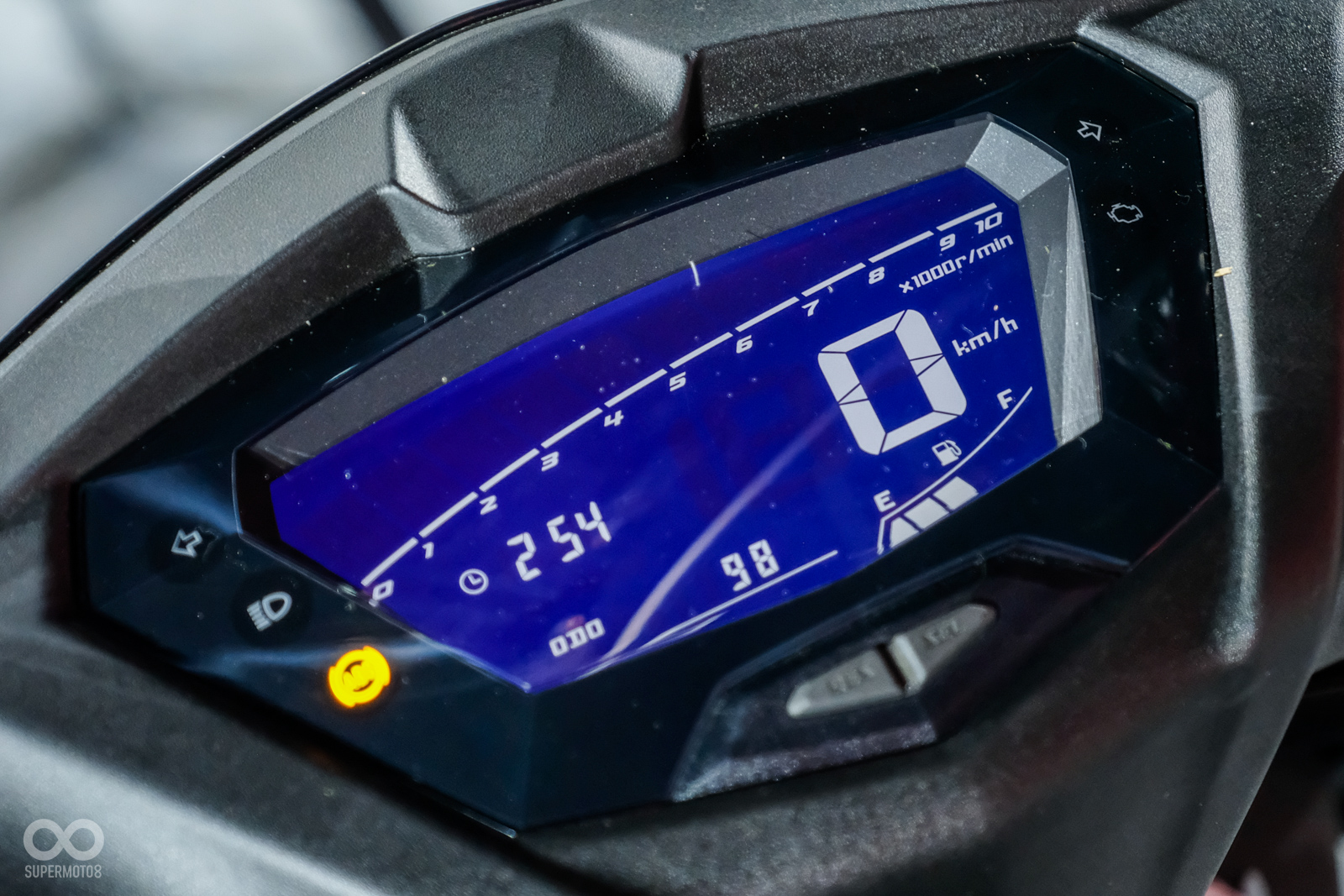 新一代的儀表也從指針搭配液晶的儀表顯示改為全液晶顯示,更進一步的提升了車輛的科技感