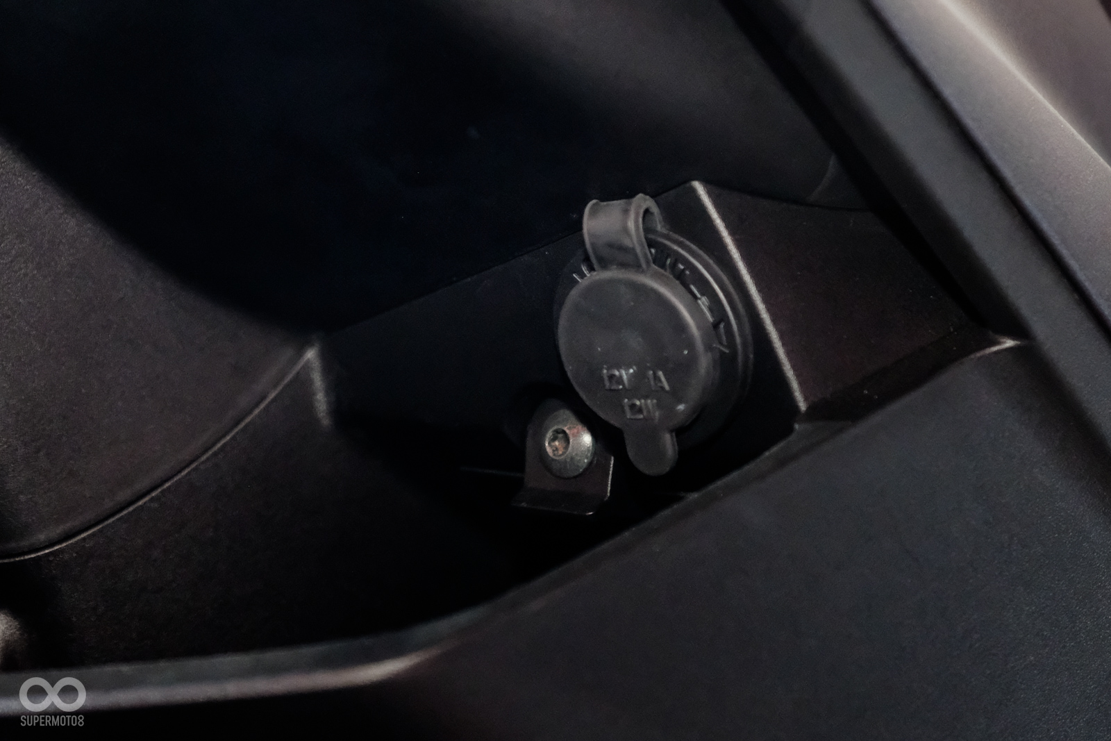 Cygnus-X五代勁戰也加入了現代人不可或缺的12V充電孔,出門在外不用再害怕導航到沒電了!