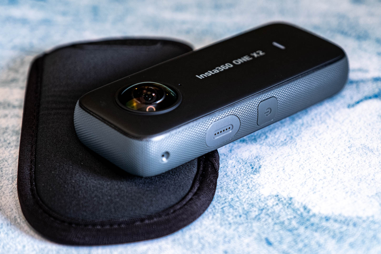 除了針對電池容量和機身防水的改良之外，機身收音也升級為360度