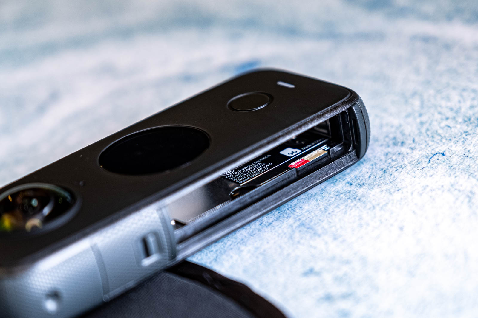 記憶卡槽位在電池槽內部