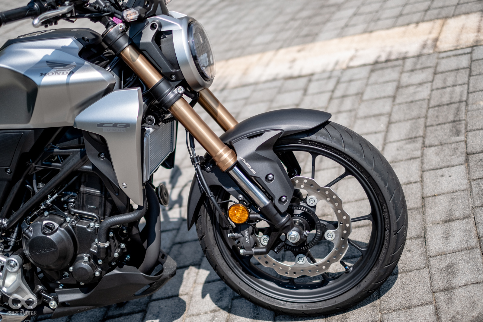 台灣本田引進版本為19年式車型,前叉改為古銅色配置,與CB650R相同