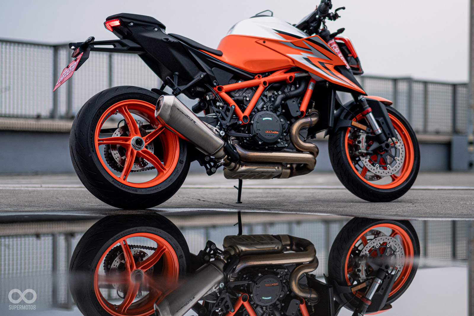 後方的副車架經過車殼包覆，質感看起來更好；單搖臂的霸氣感受依舊強烈