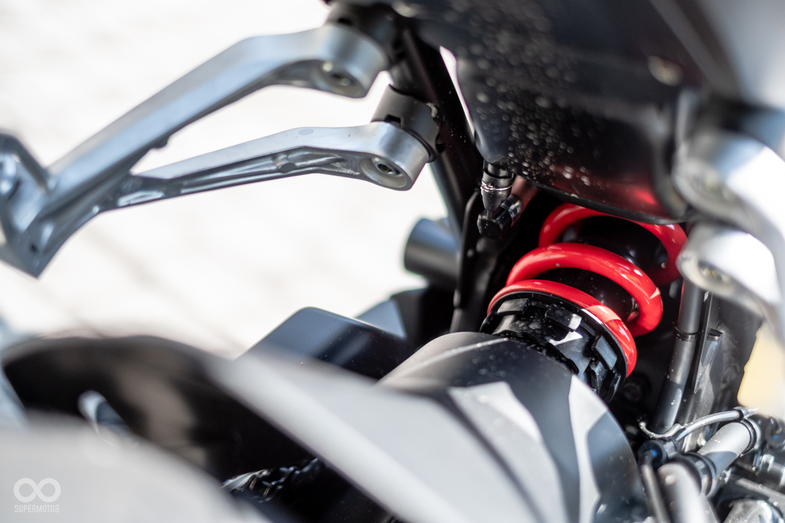 後避震器單槍中置,五段預載可調