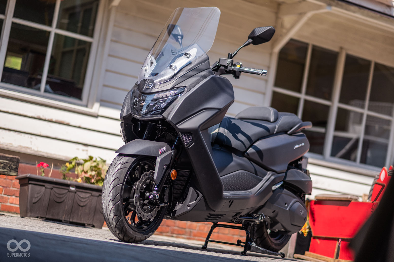 全新SYM MAXSYM 400外觀改走俐落外觀，整體感受緊緻有型