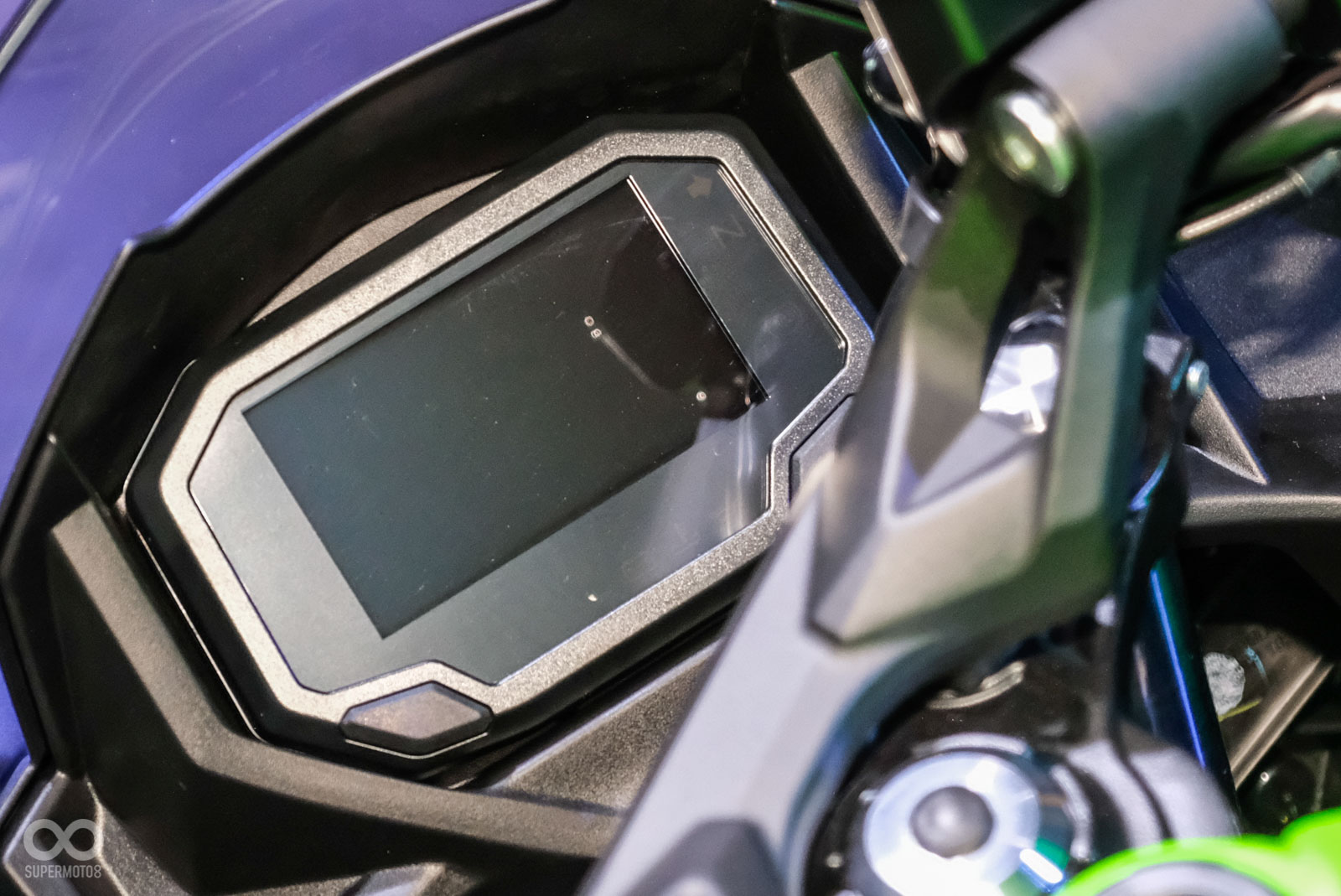 TFT液晶儀表,擁有手機藍芽連線功能,可以搭配KAWASAKI的RIDEOLOGY APP使用