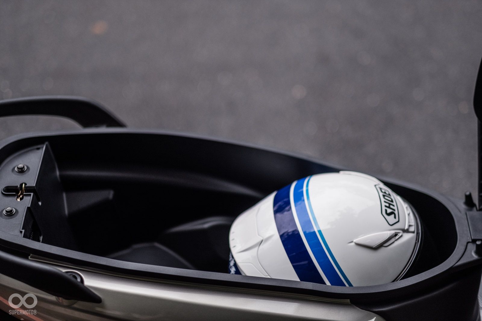 車廂空間放入全罩帽後仍非常寬敞，後端剩餘空間應對日常採買絕對不是問題