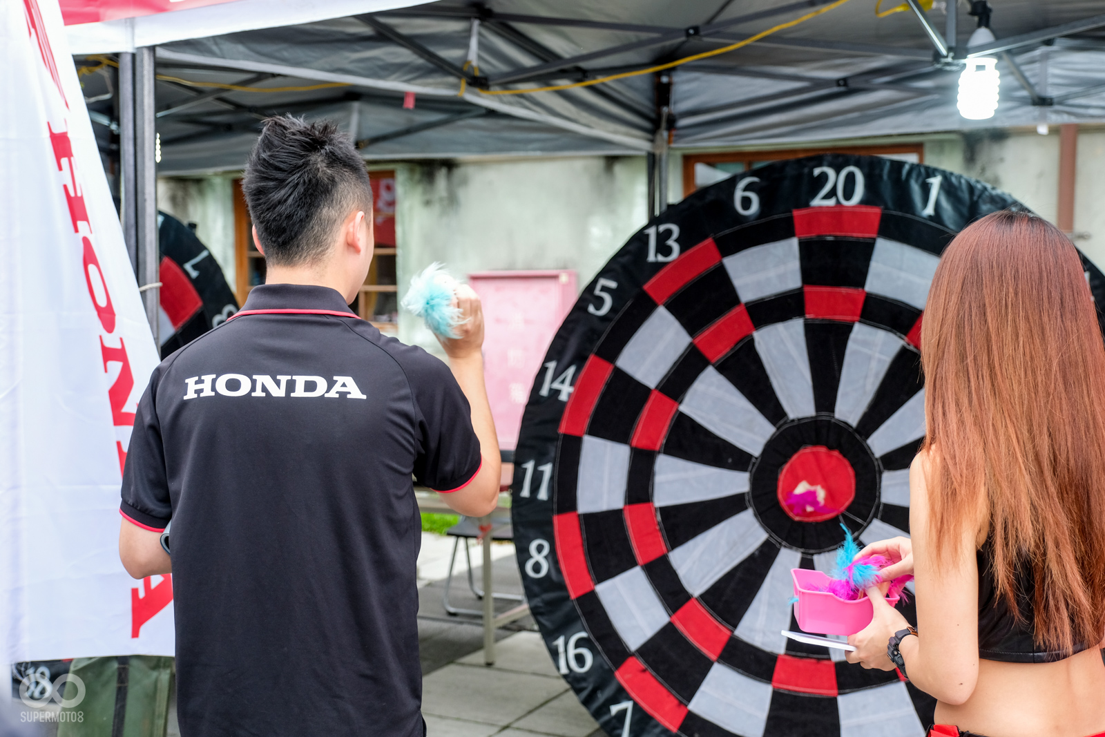 HONDA提供射飛鏢小遊戲攤位