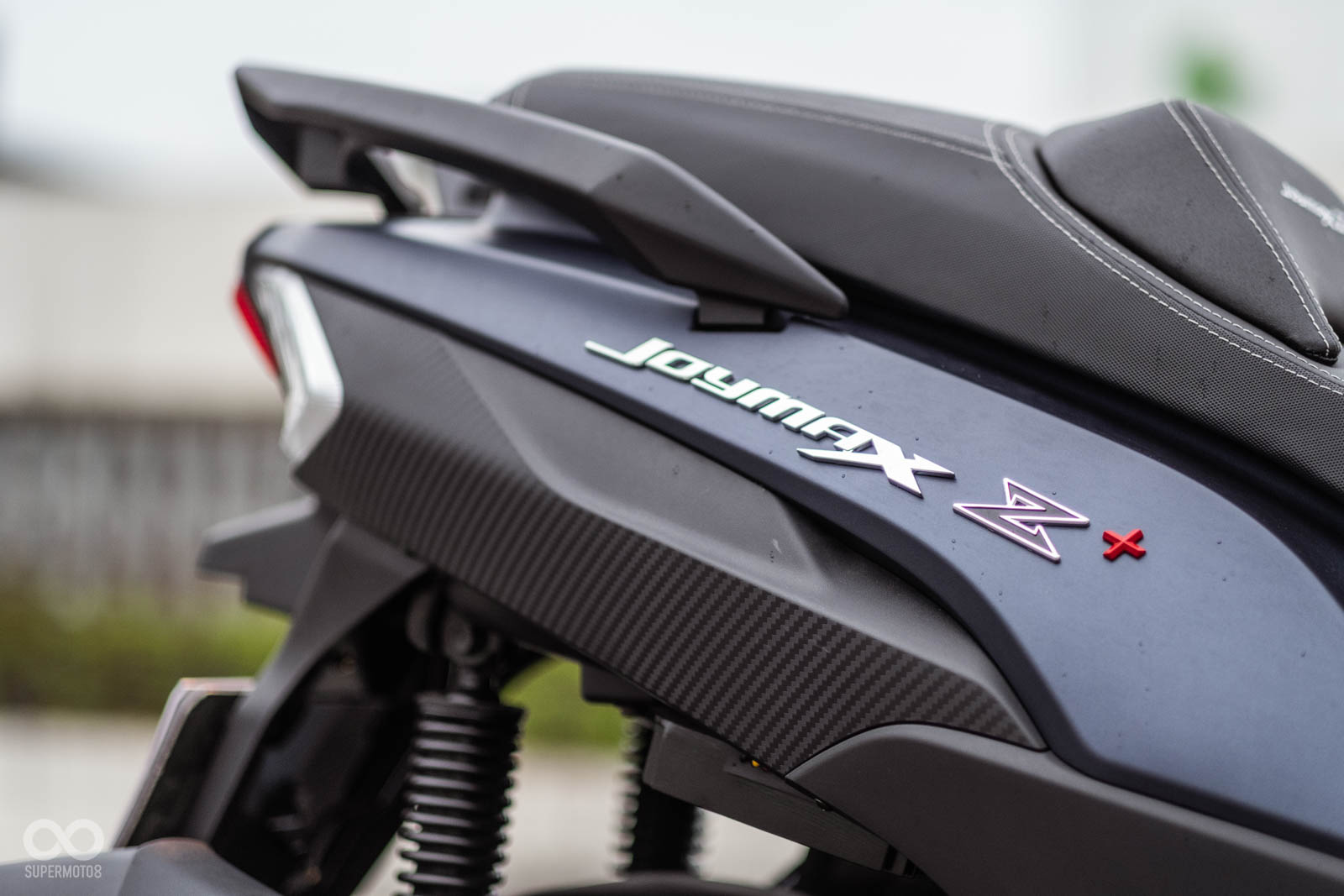 車身側面的JOYMAX Z +立體銘牌