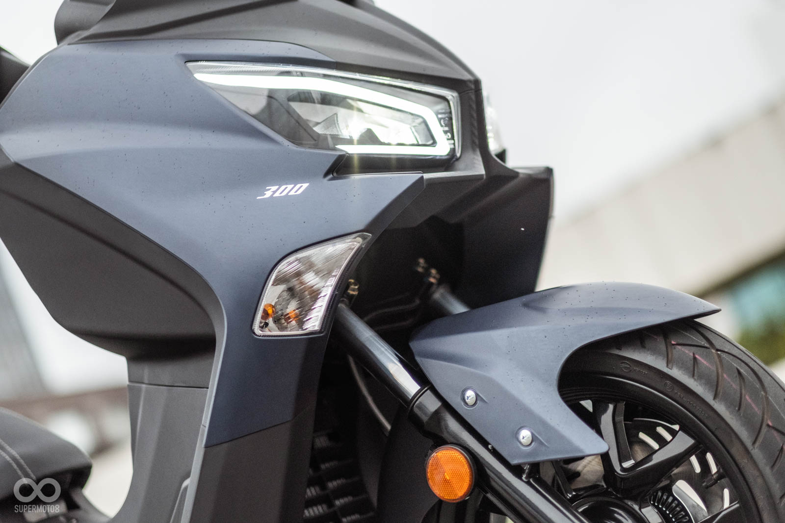 方向燈整合入車身當中，創造更俐落的車頭視覺