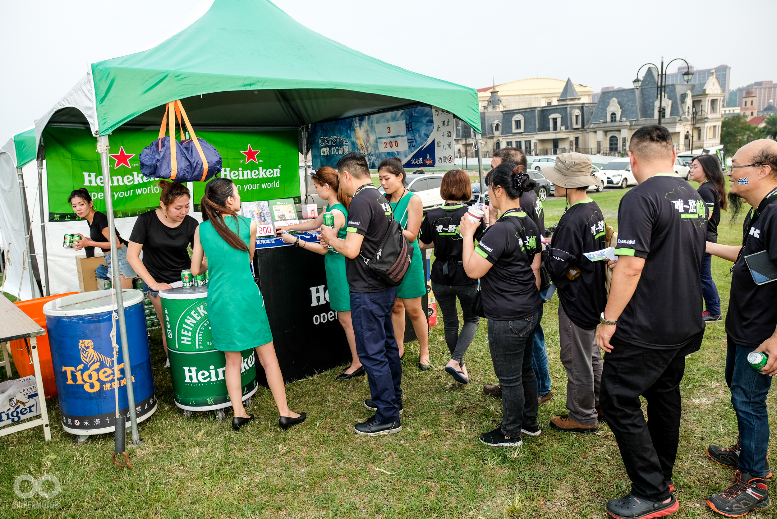 除了遊戲、小吃、廠商攤位之外，這次現場也安排了海尼根啤酒提供給車友們暢飲